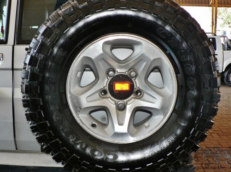 2013 Toyota Land Cruiser pictures