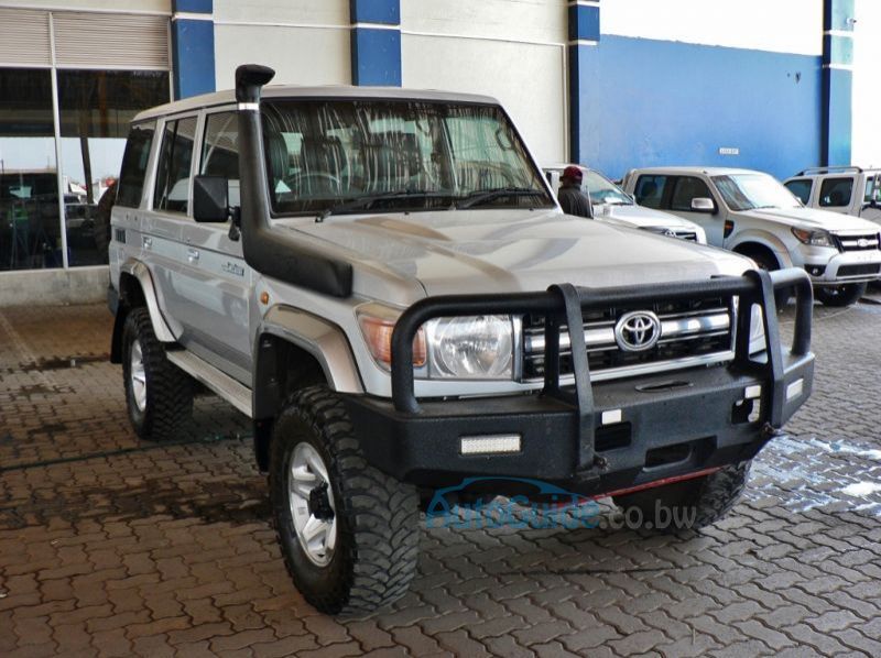 2013 Toyota Land Cruiser pictures