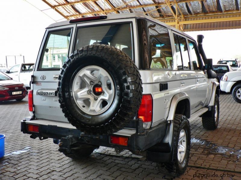 2013 Toyota Land Cruiser pictures