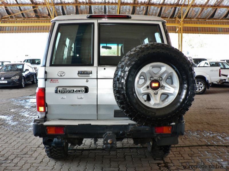 2013 Toyota Land Cruiser pictures