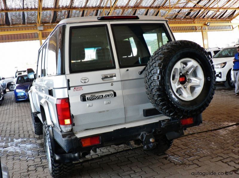 2013 Toyota Land Cruiser pictures