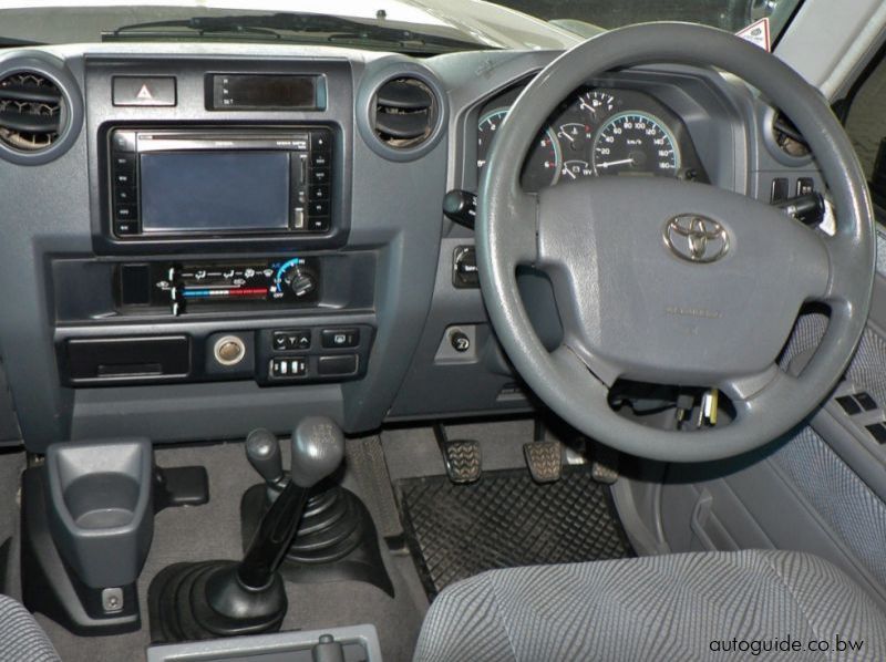 2013 Toyota Land Cruiser pictures