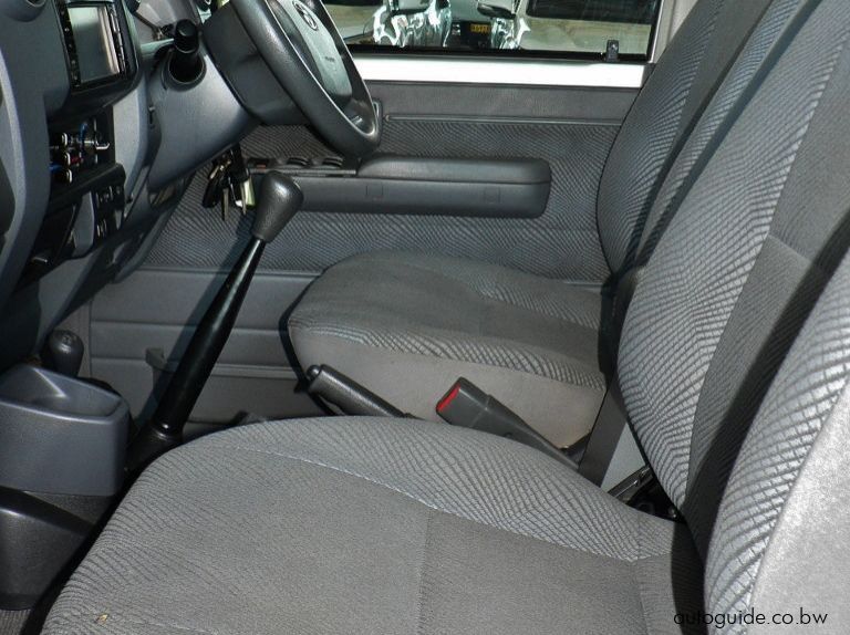 2013 Toyota Land Cruiser pictures