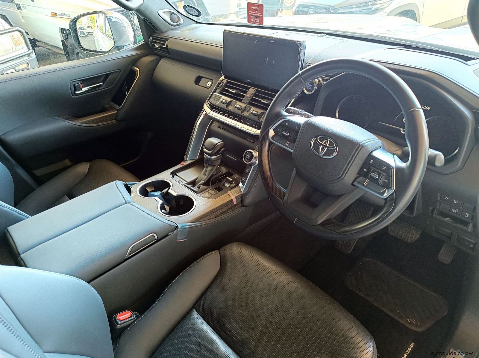 2022 Toyota Land Cruiser V6 ZX pictures