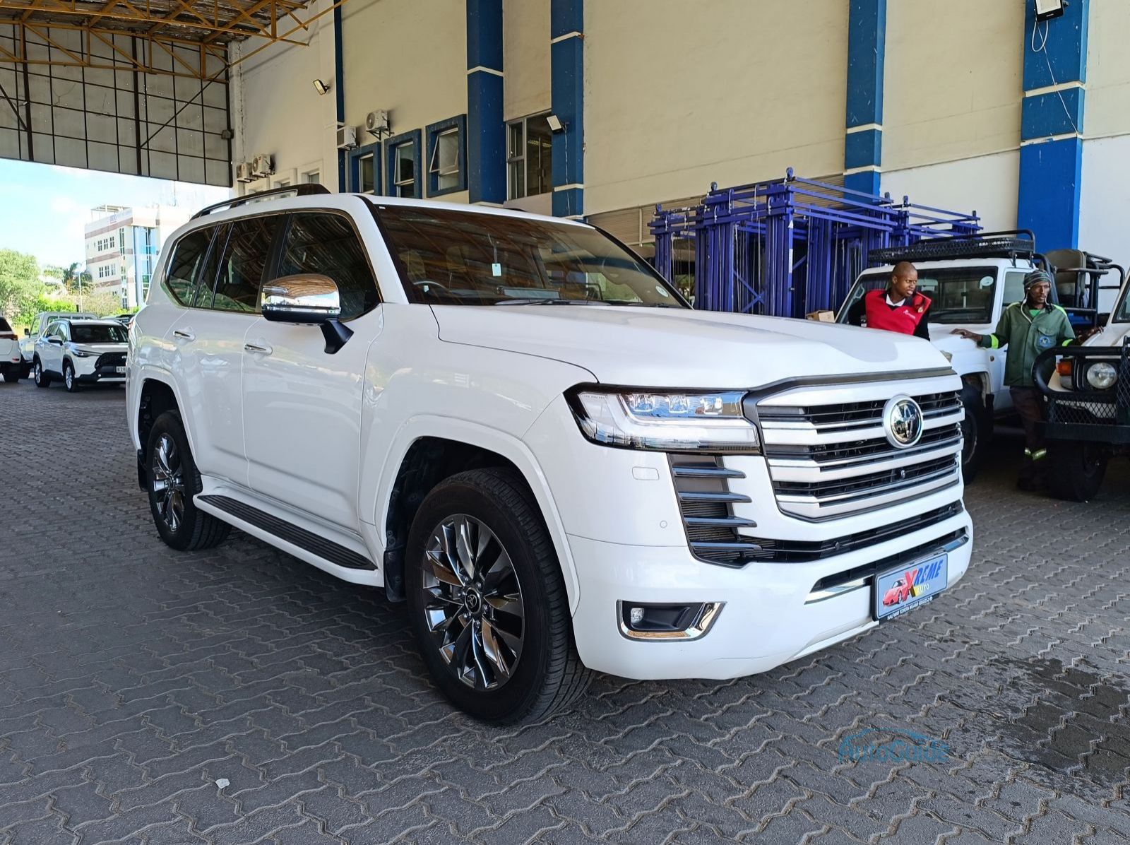 2022 Toyota Land Cruiser V6 ZX pictures