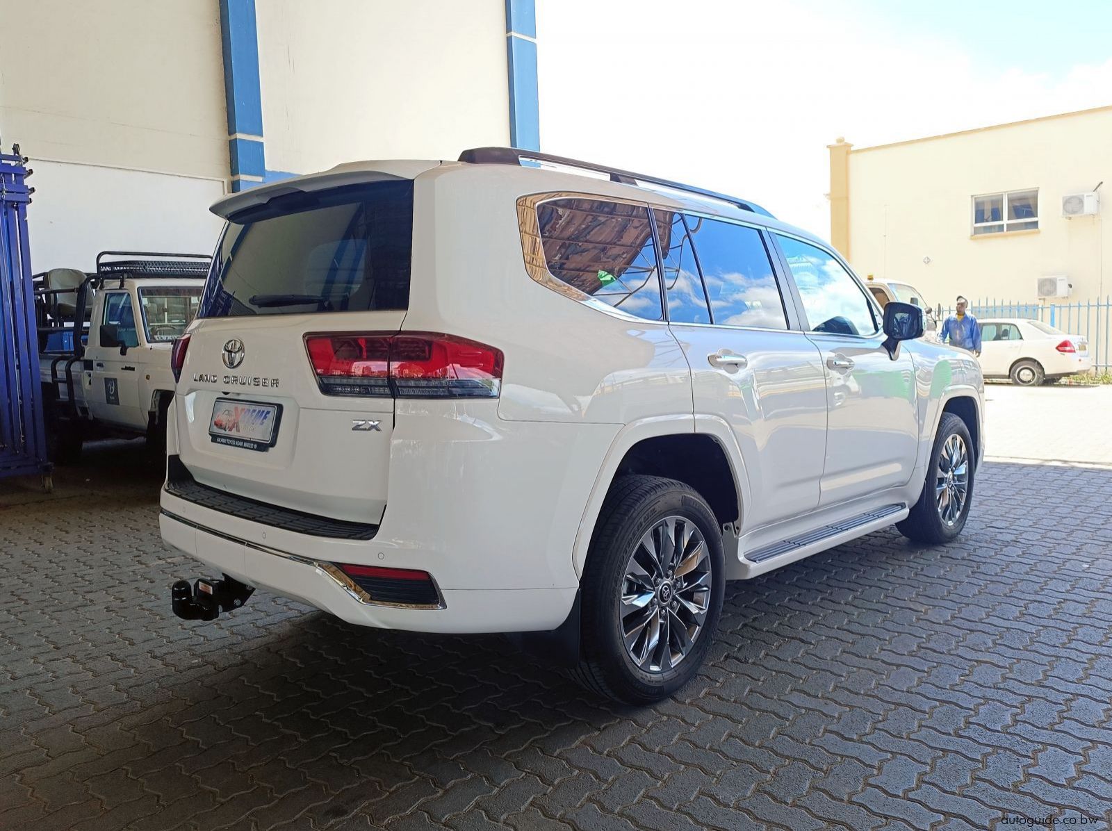 2022 Toyota Land Cruiser V6 ZX pictures