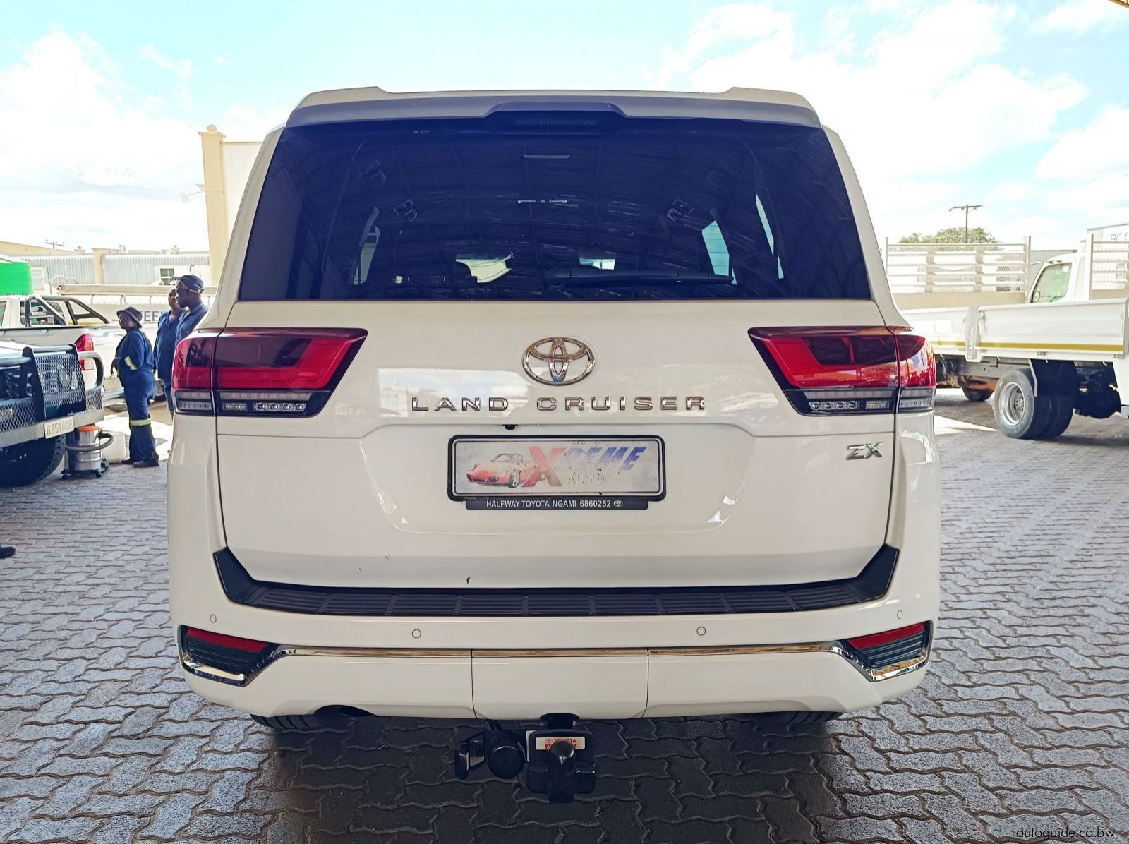 2022 Toyota Land Cruiser V6 ZX pictures