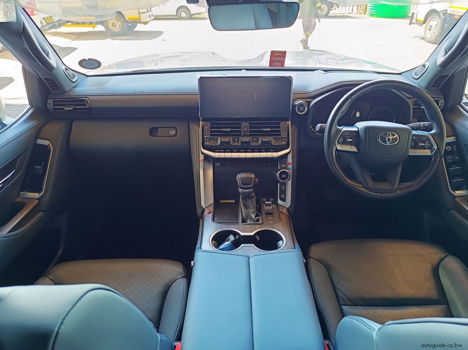 2022 Toyota Land Cruiser V6 ZX pictures