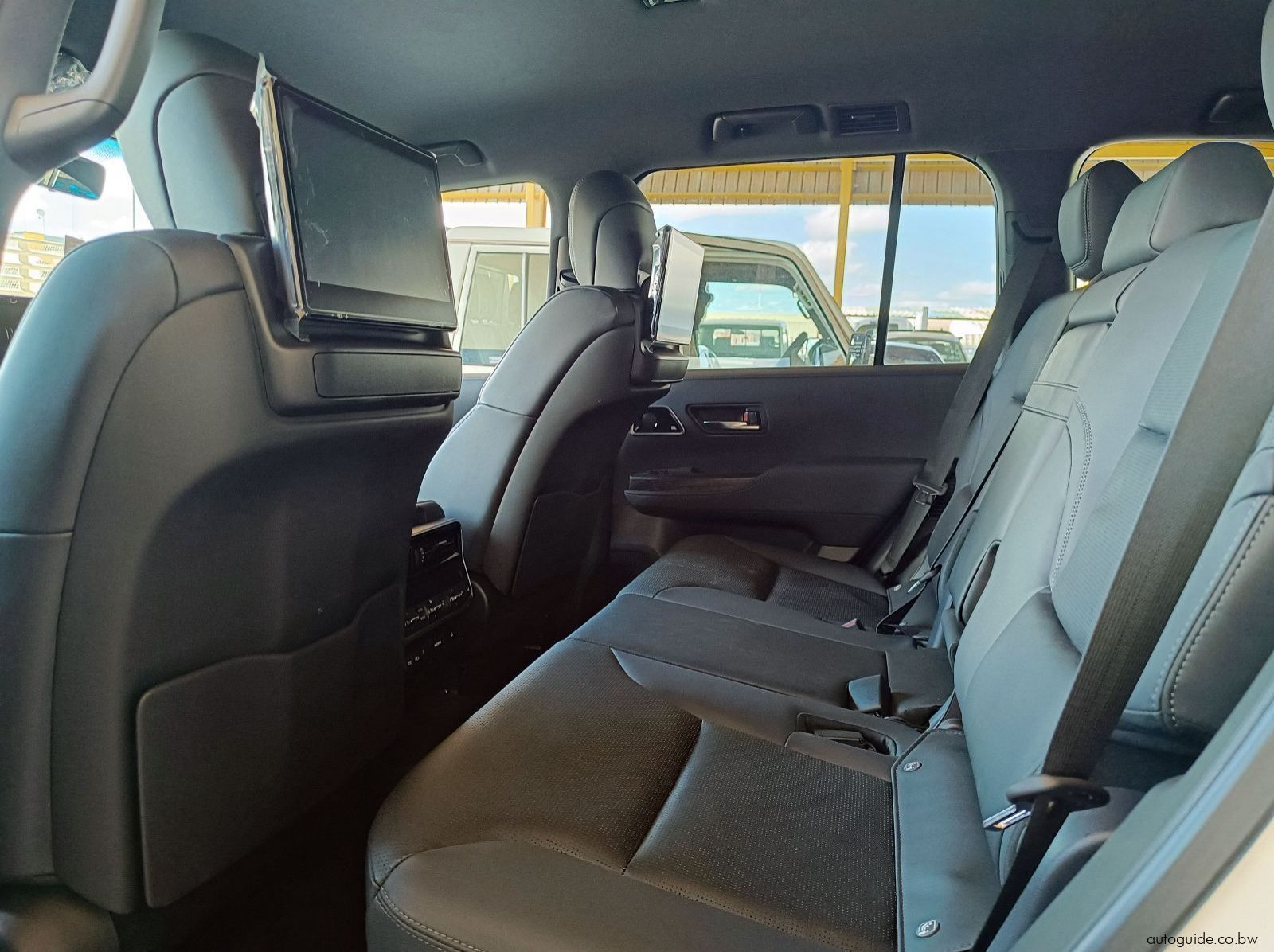 2022 Toyota Land Cruiser V6 ZX pictures