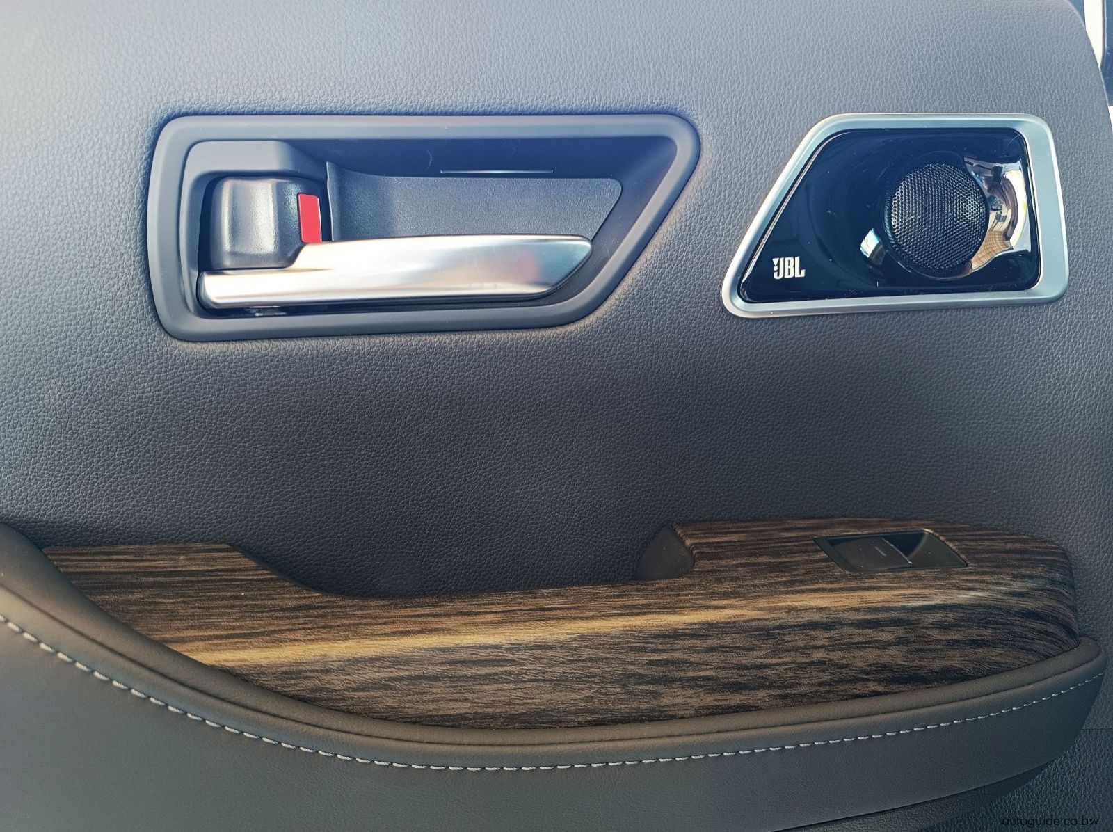 2022 Toyota Land Cruiser V6 ZX pictures