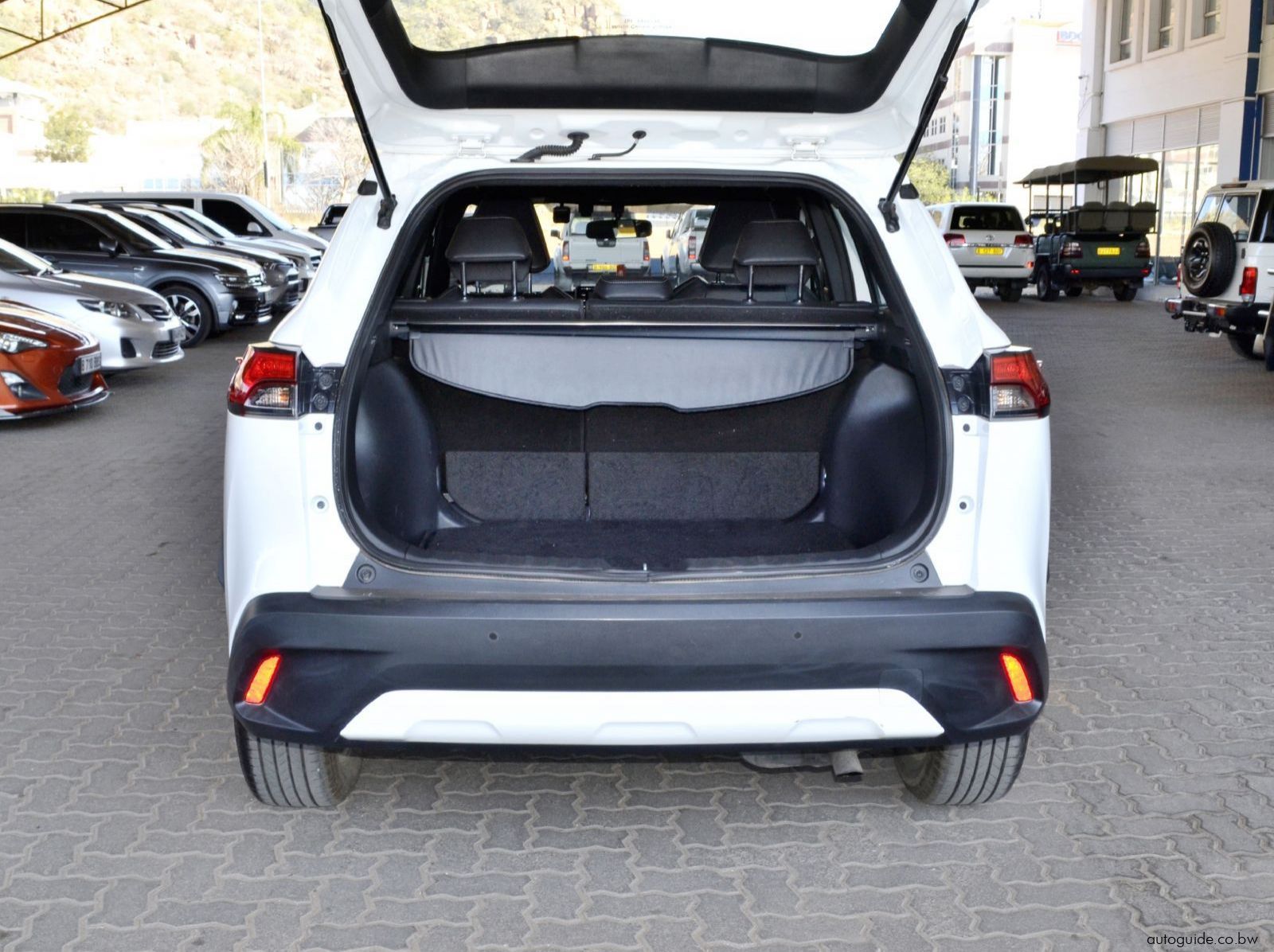 2023 Toyota Corolla Cross XS pictures