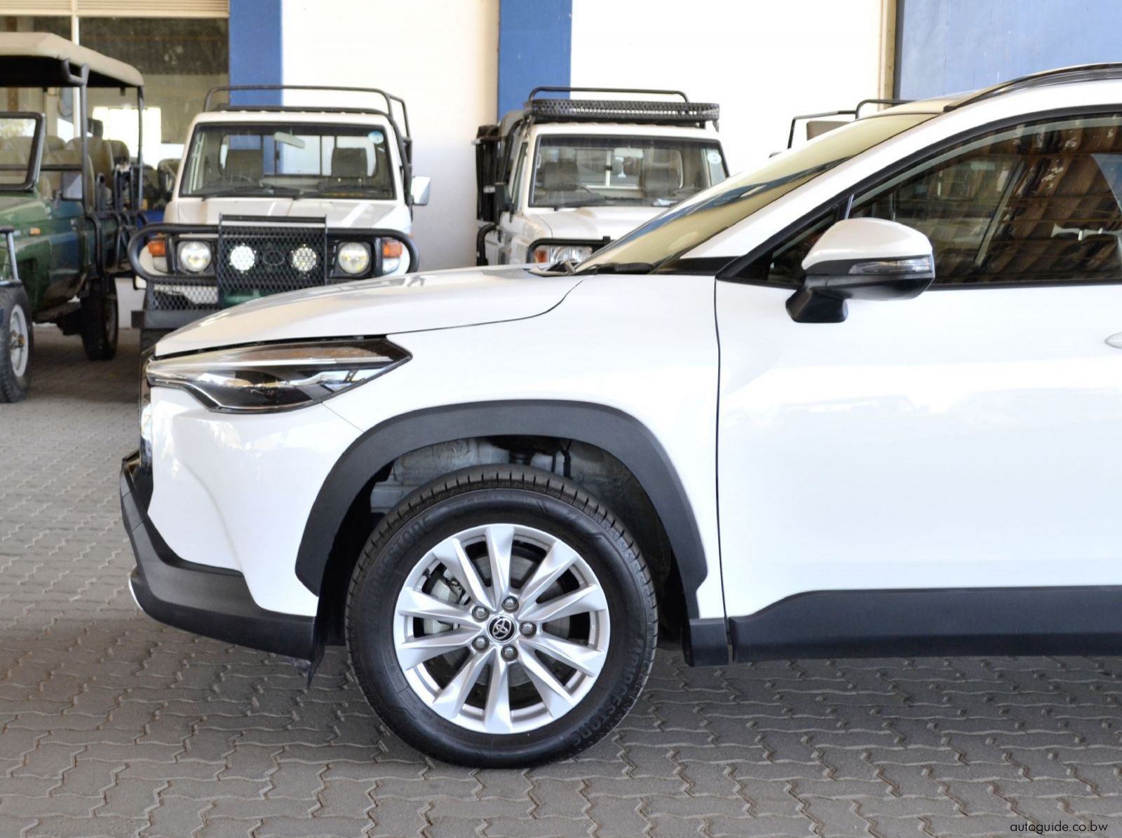 2023 Toyota Corolla Cross XS pictures