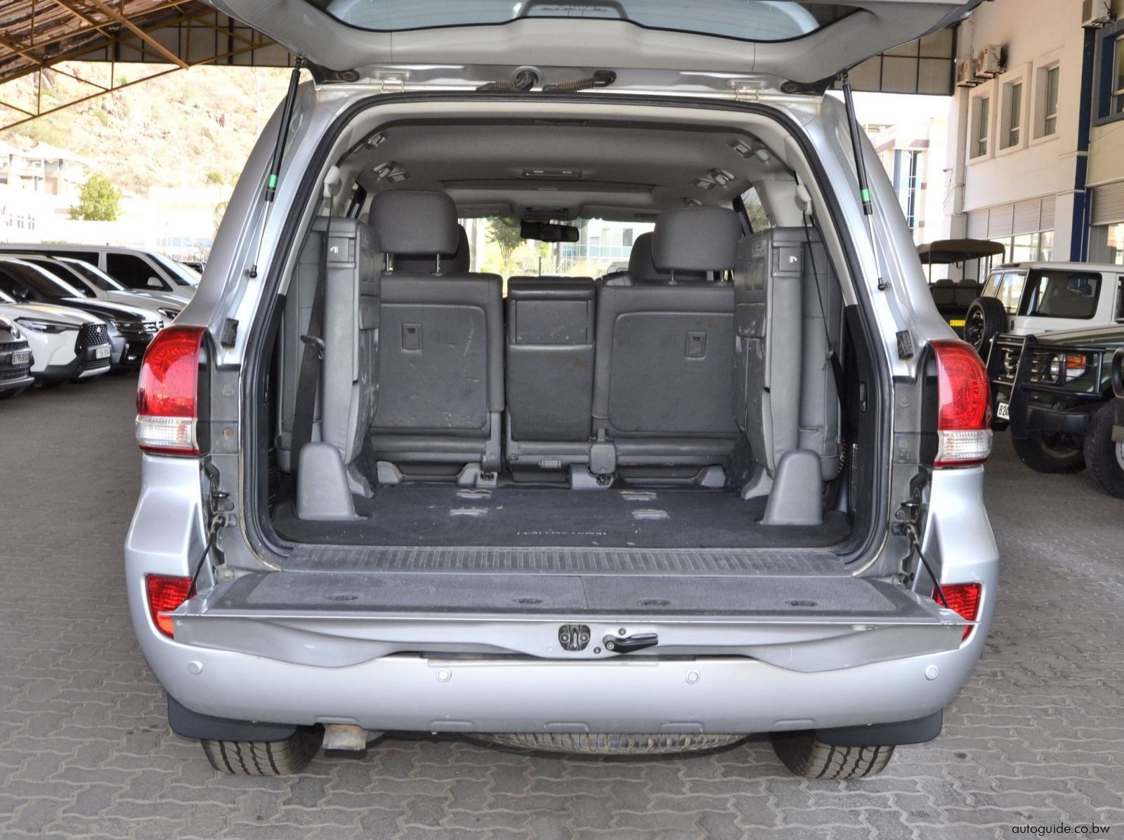 2010 Toyota Land Cruiser 200 Series VX V8 pictures