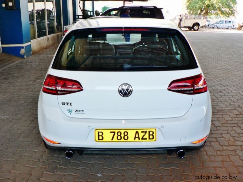 2014 Volkswagen Golf GTi pictures