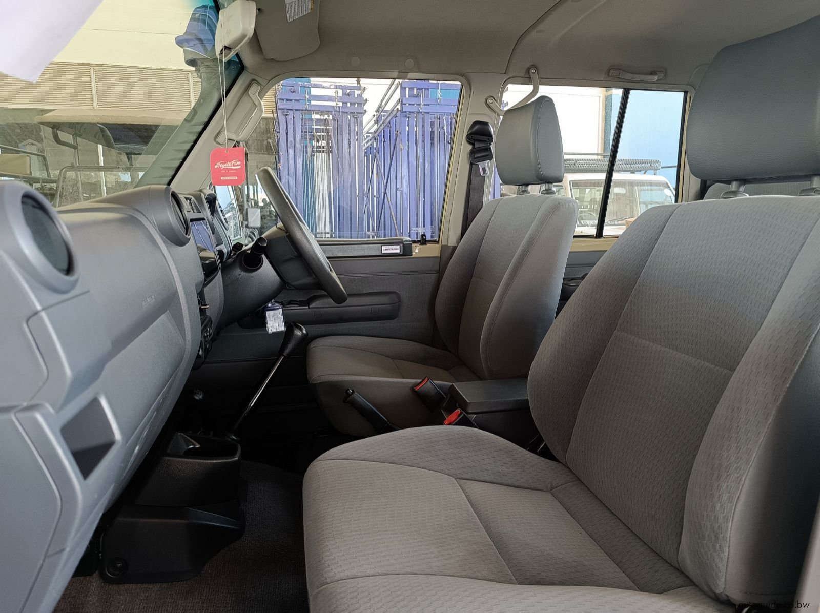 2020 Toyota Land Cruiser V8 LX pictures