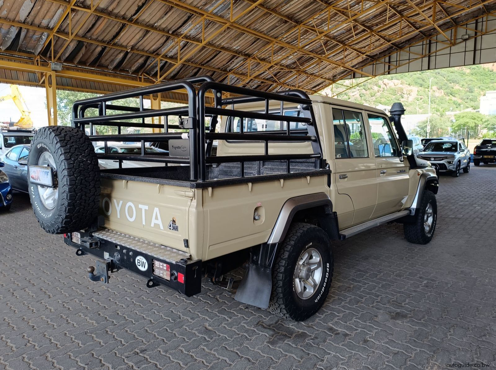 2020 Toyota Land Cruiser V8 LX pictures