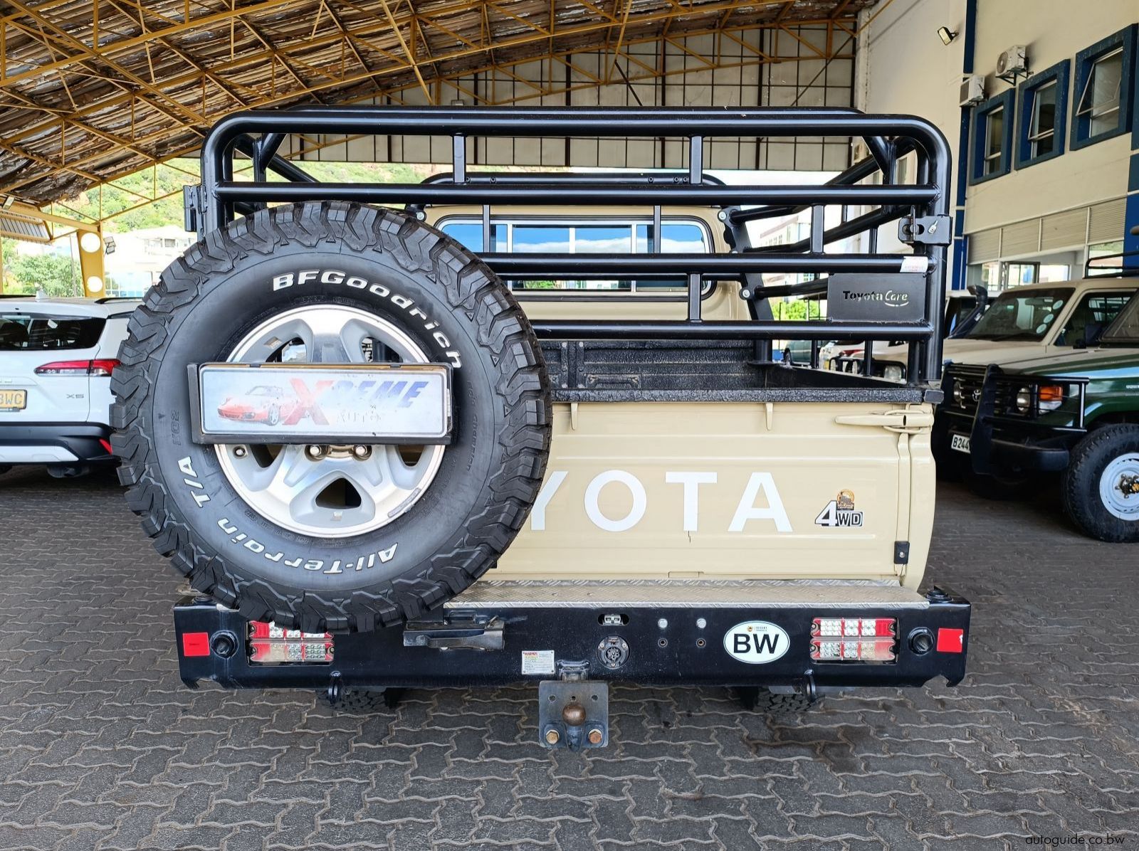 2020 Toyota Land Cruiser V8 LX pictures