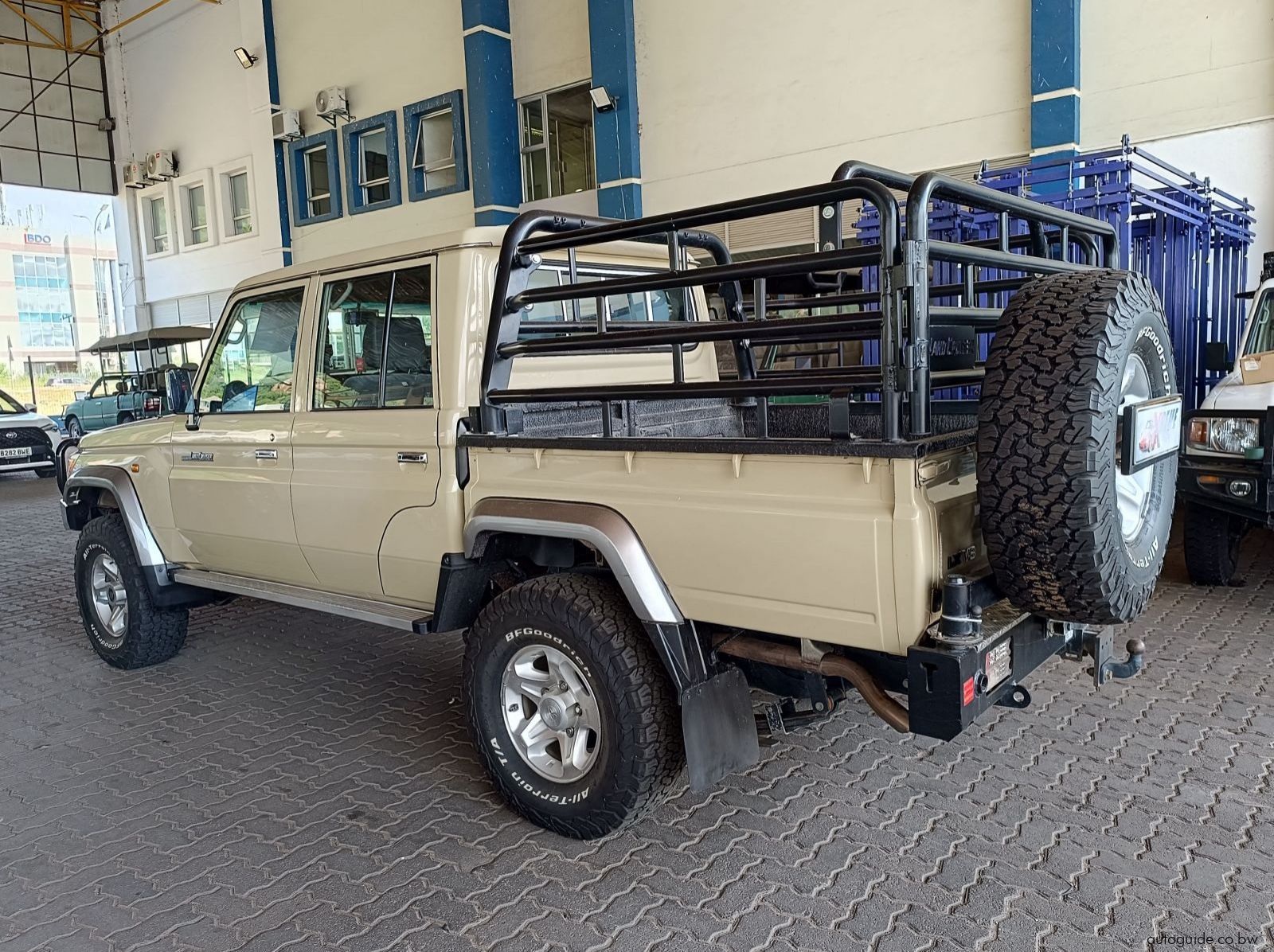 2020 Toyota Land Cruiser V8 LX pictures