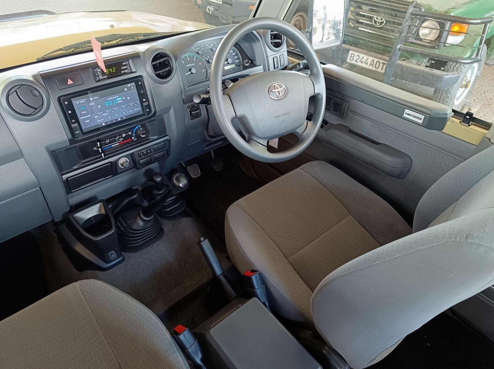 2020 Toyota Land Cruiser V8 LX pictures