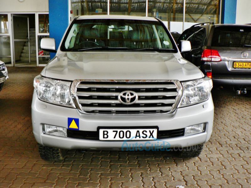 2010 Toyota Land Cruiser pictures