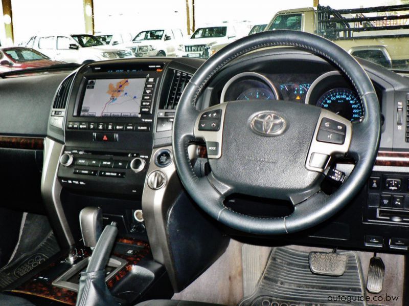 2010 Toyota Land Cruiser pictures