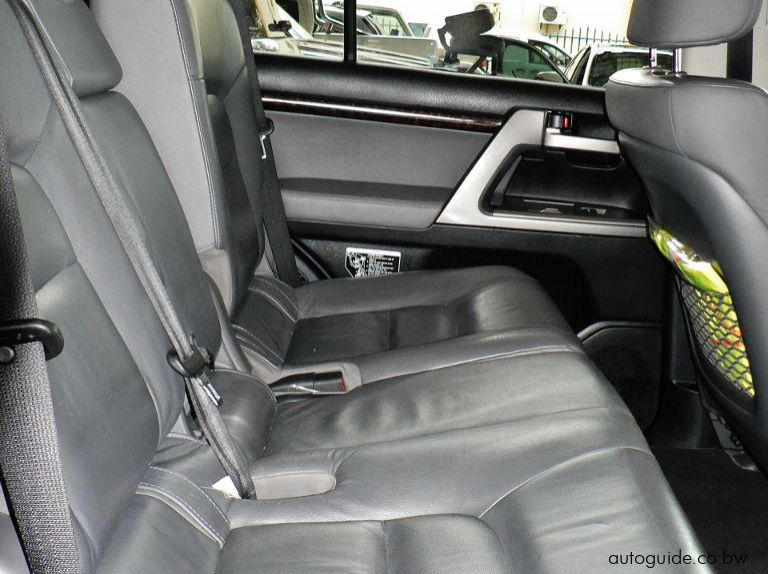 2010 Toyota Land Cruiser pictures