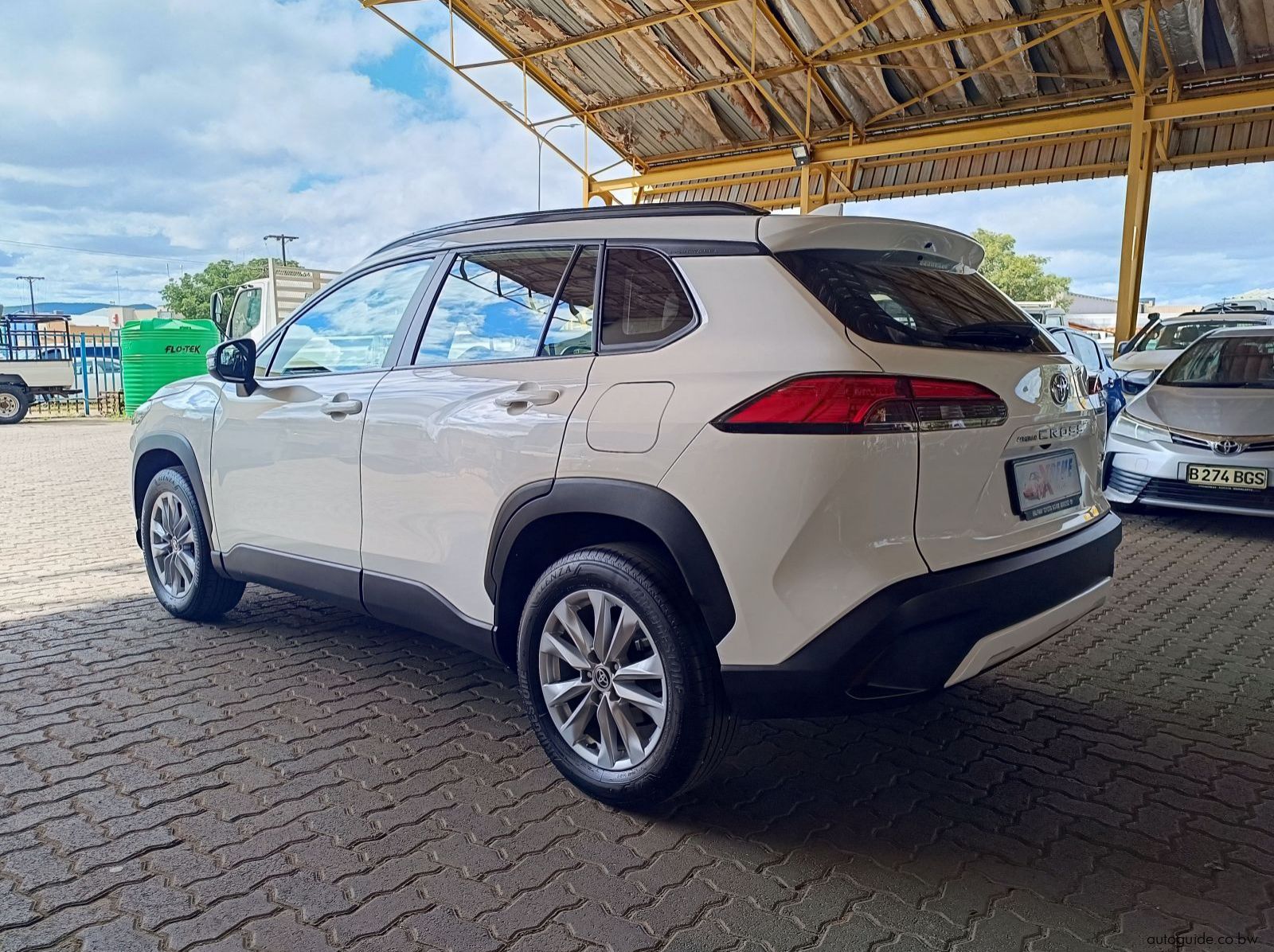 2025 Toyota Corolla Cross XS pictures