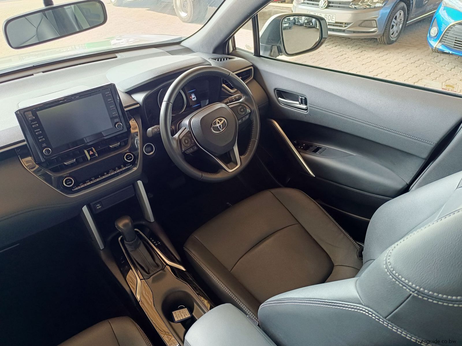 2025 Toyota Corolla Cross XS pictures