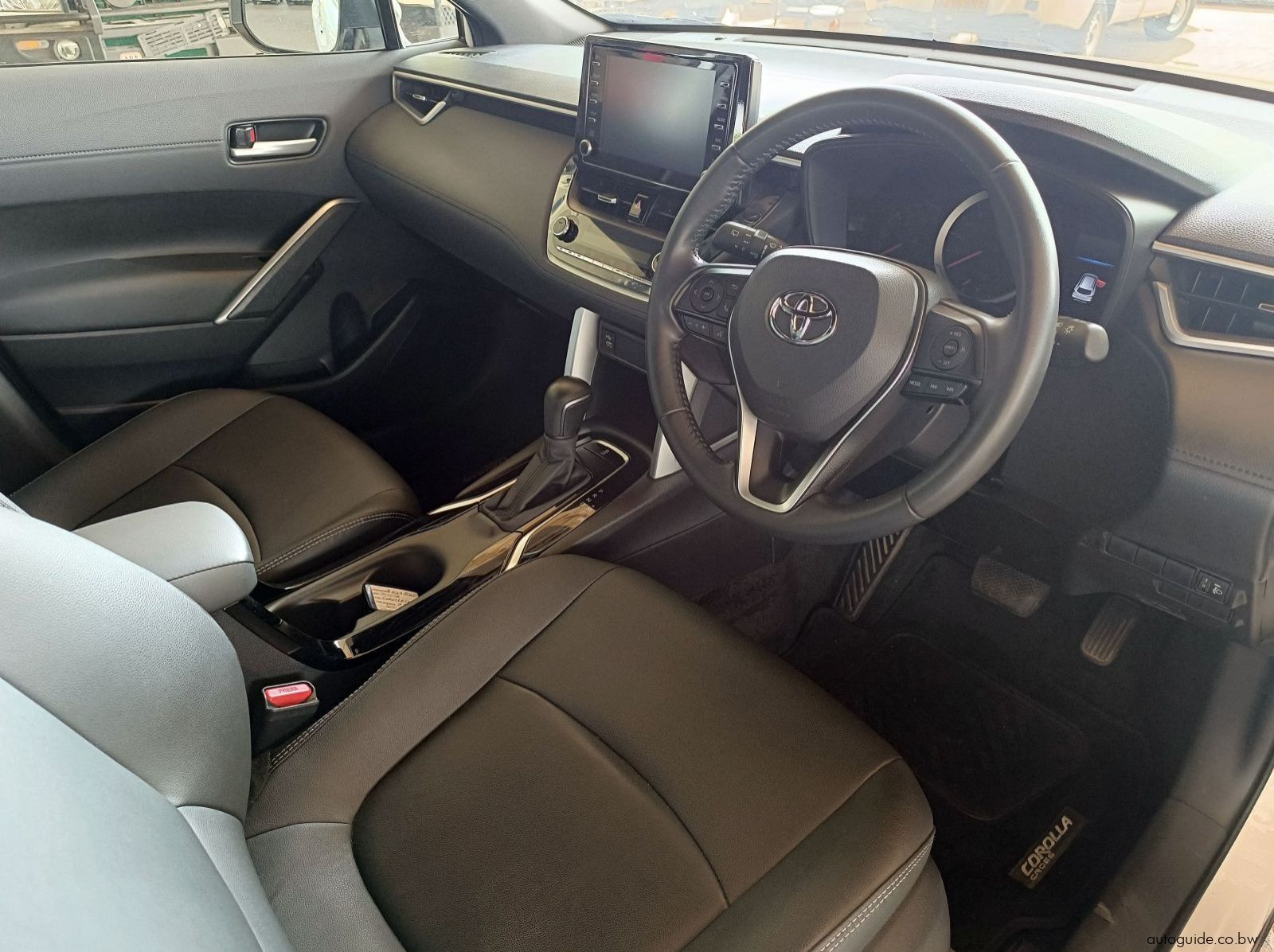 2025 Toyota Corolla Cross XS pictures