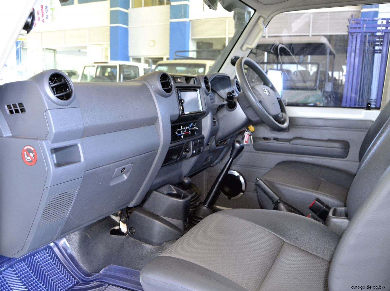 2016 Toyota Land Cruiser pictures