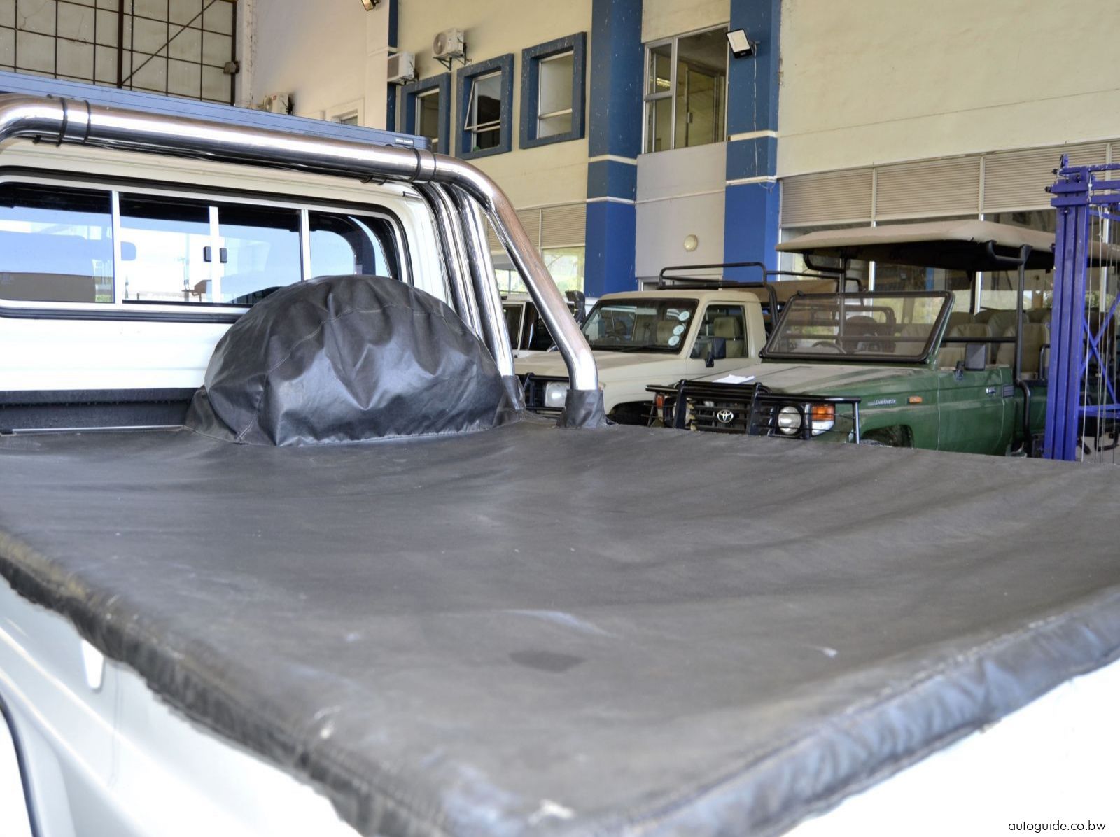 2016 Toyota Land Cruiser pictures