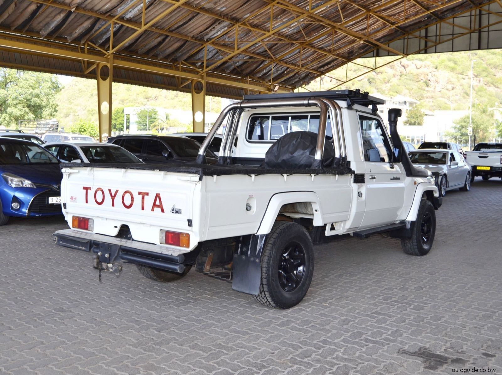 2016 Toyota Land Cruiser pictures