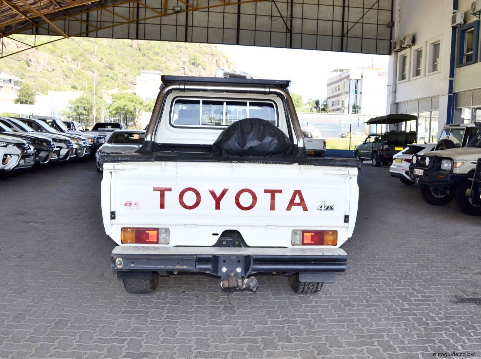 2016 Toyota Land Cruiser pictures