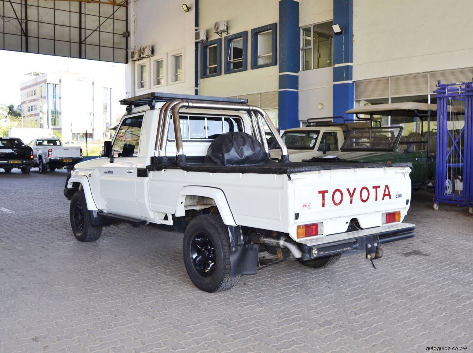 2016 Toyota Land Cruiser pictures