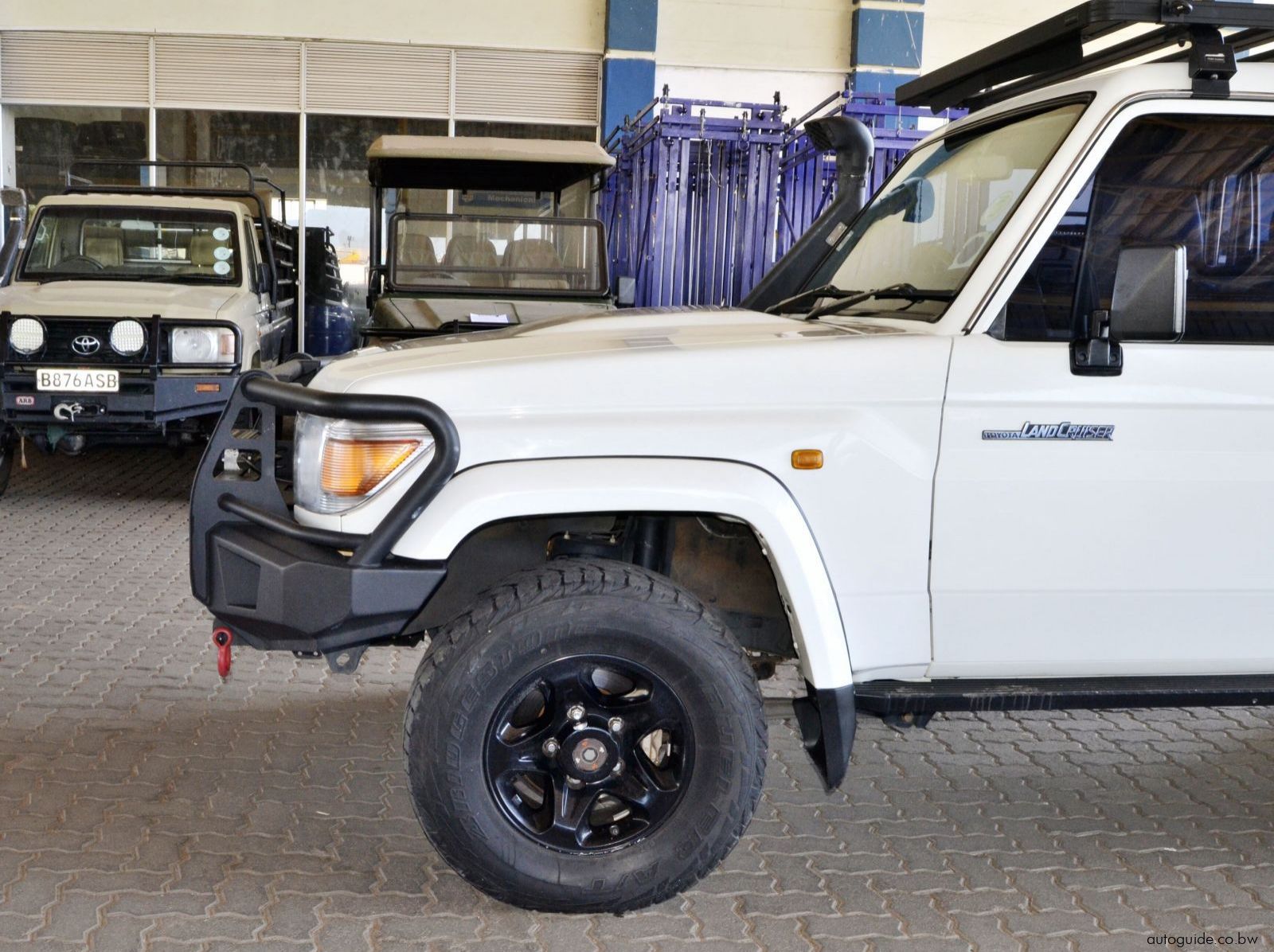 2016 Toyota Land Cruiser pictures