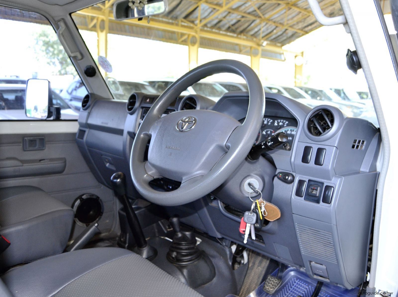 2016 Toyota Land Cruiser pictures