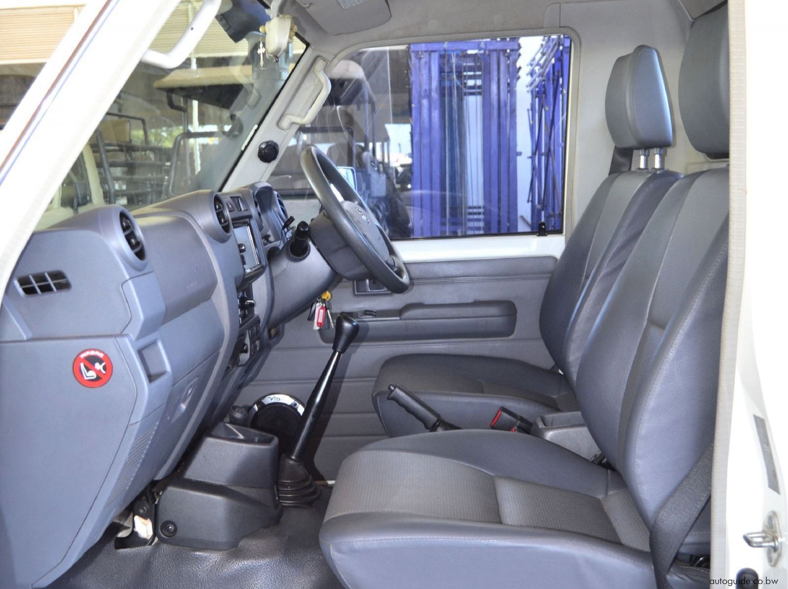 2016 Toyota Land Cruiser pictures