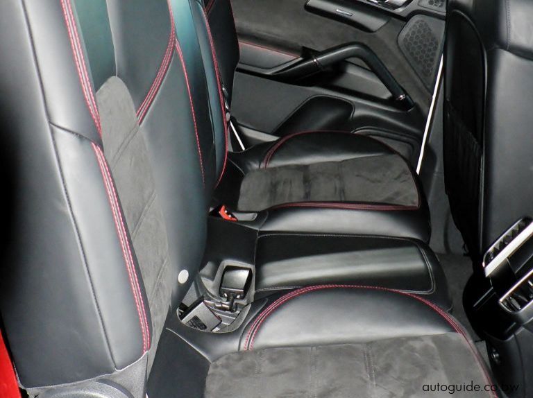 2015 Porsche Cayenne GTS pictures