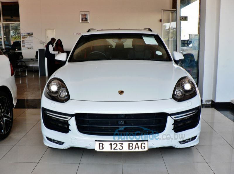 2015 Porsche Cayenne GTS pictures