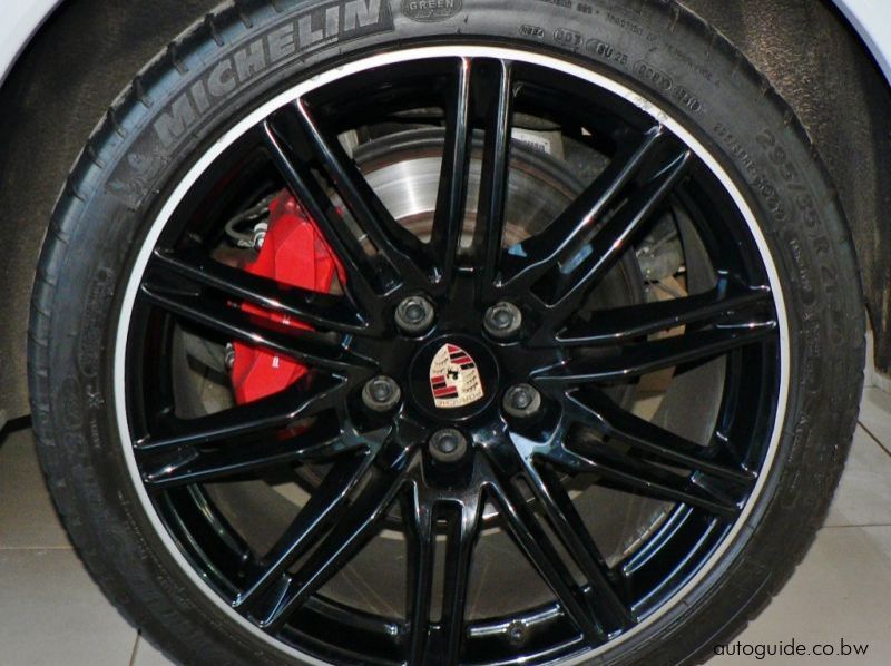 2015 Porsche Cayenne GTS pictures