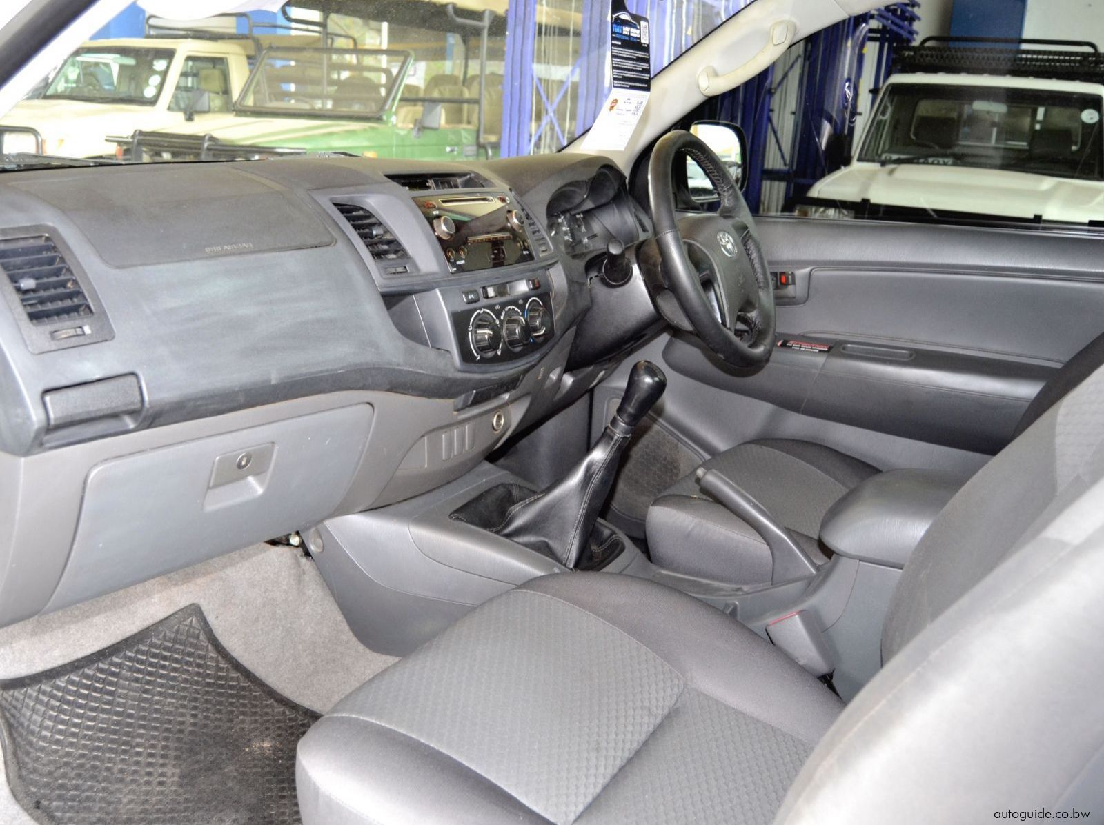 2015 Toyota Hilux SRX D4D pictures