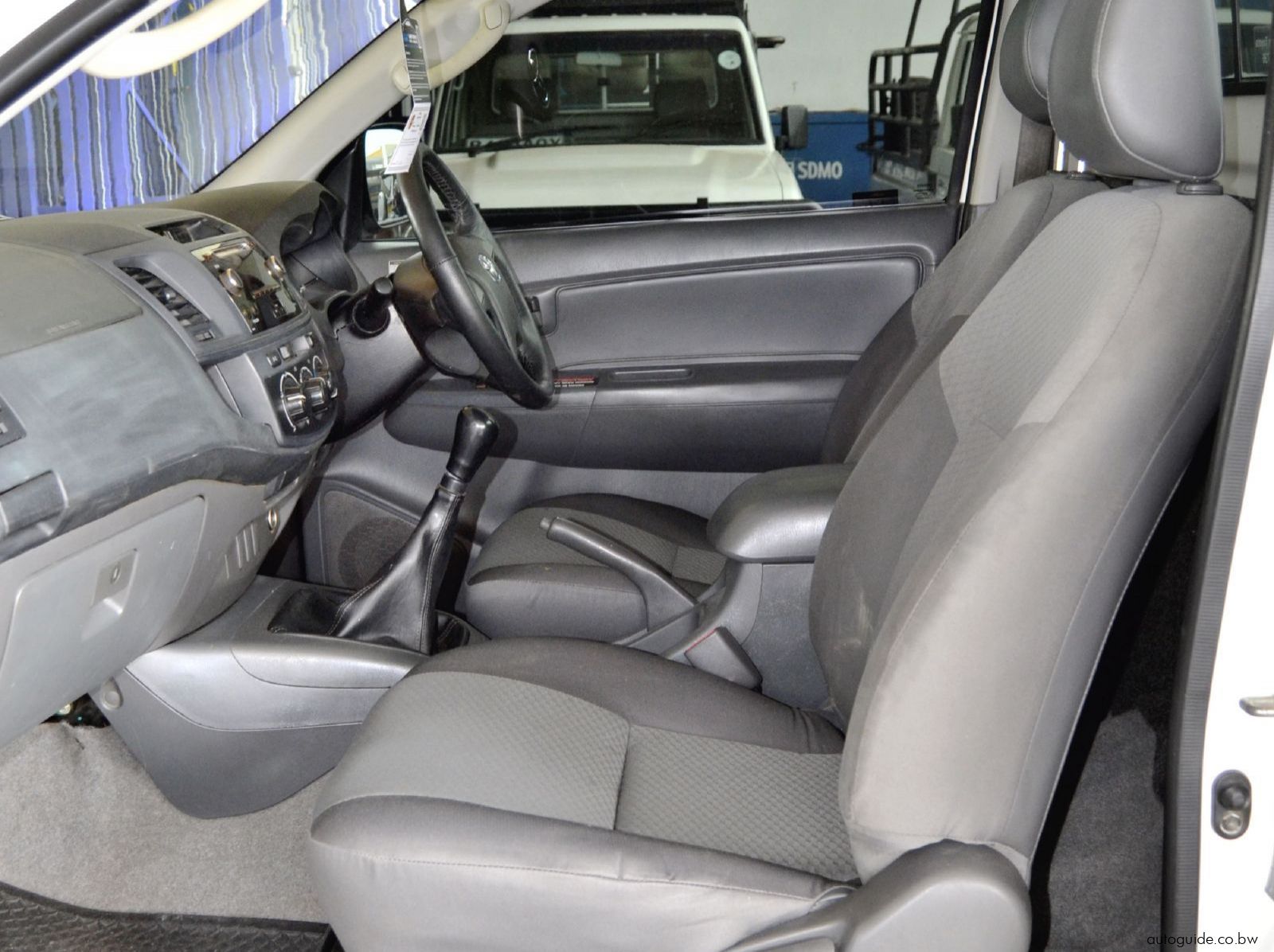 2015 Toyota Hilux SRX D4D pictures