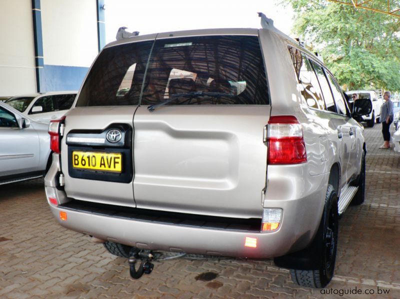 2012 Toyota Land Cruiser GX pictures