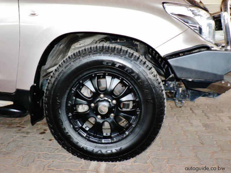 2012 Toyota Land Cruiser GX pictures