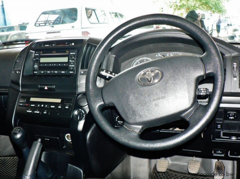 2012 Toyota Land Cruiser GX pictures