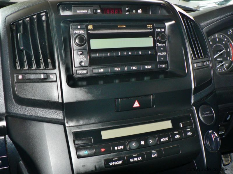 2012 Toyota Land Cruiser GX pictures