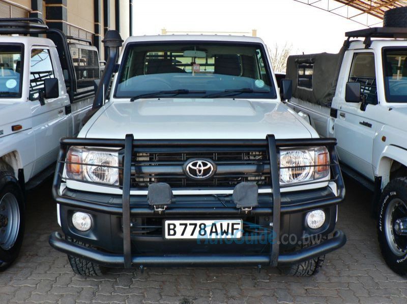 2013 Toyota Land Cruiser pictures
