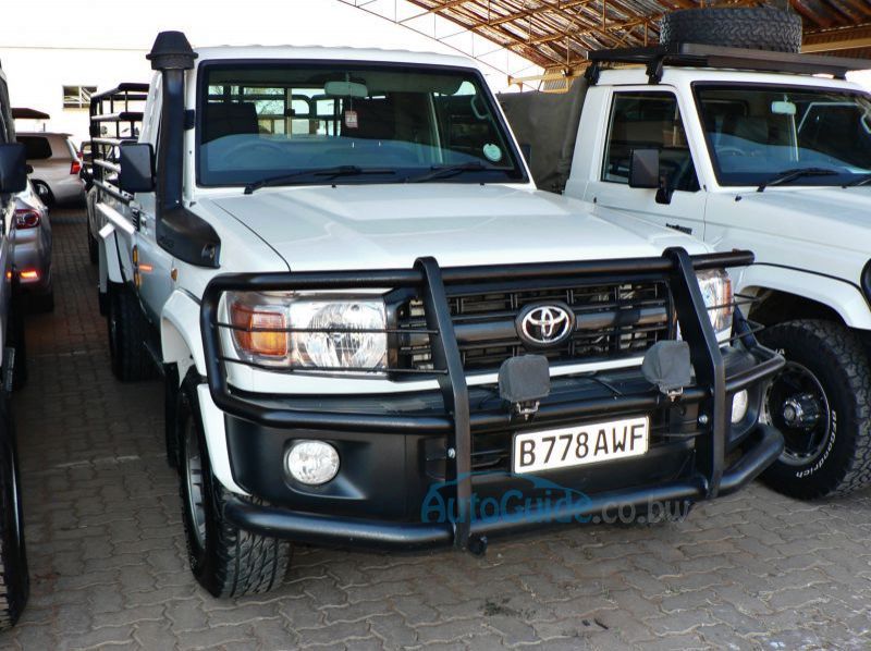 2013 Toyota Land Cruiser pictures