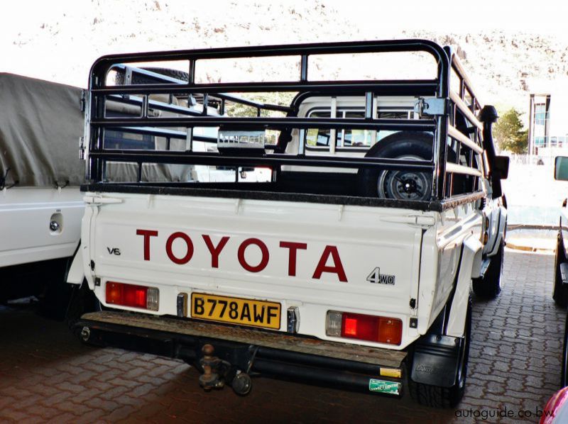 2013 Toyota Land Cruiser pictures