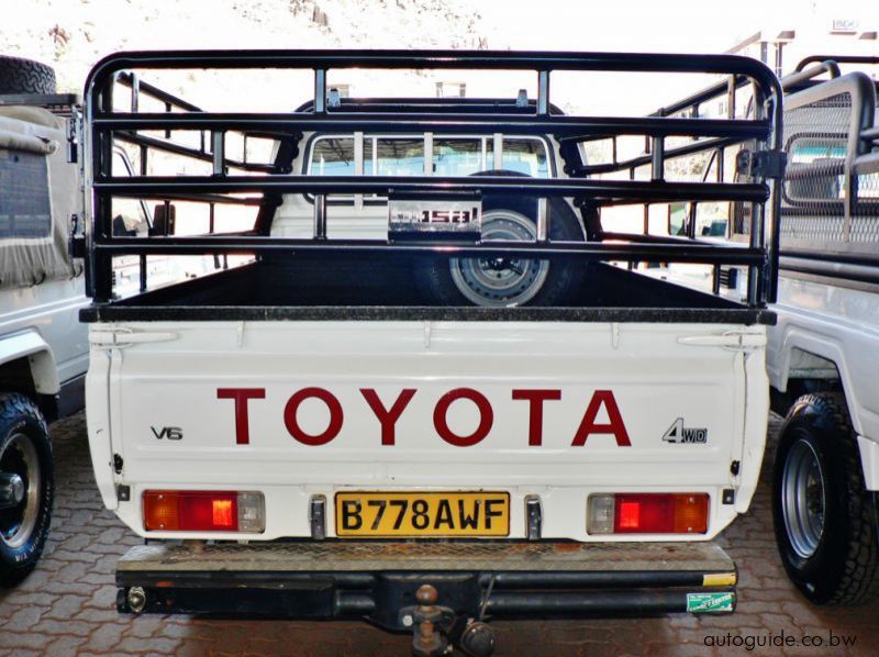 2013 Toyota Land Cruiser pictures